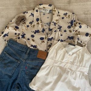adorable creme linen button up with a blue floral print 🥰💐🧺
